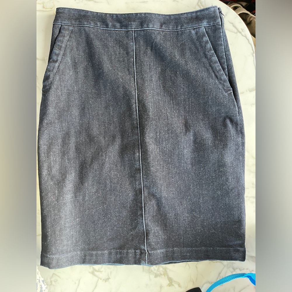 Banana Republic size 4 denim skirt with pockets, zip side